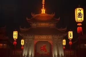 剧集《半城烟雨》封面，雨中撑伞行过青石板巷