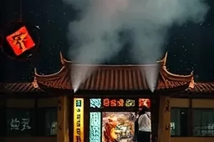 悬疑剧集《长夜灯塔》封面，浓雾中的灯塔与礁石