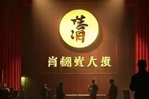 剧集《十字路口的花店》封面，街角花店门口摆满花桶