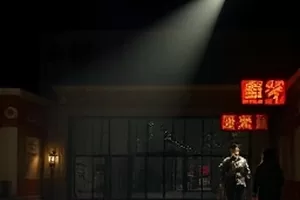 电影《归途列车》封面，夜行列车车厢的暖黄灯光